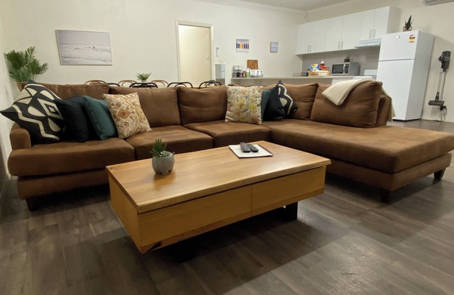 Roantree House 4BR CBD Sleeps 10 Secure yard