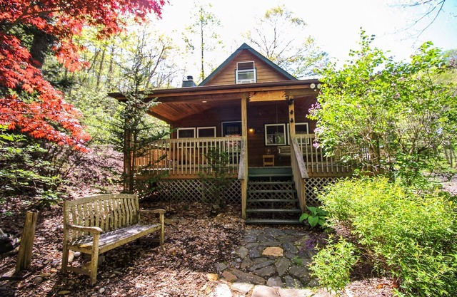 ¡RIAR EN EL CREEK! Cabina con HotTub, WiFi, cerca de Boone en el arroyo de truchas surtidas
