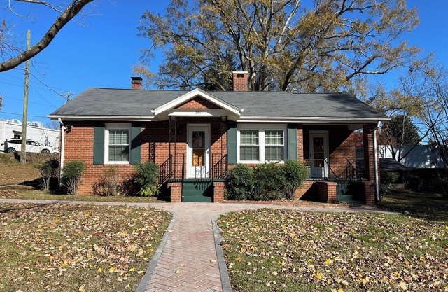 Robin's House is a charming 2-bedroom cottage steps away from downtown Landrum.