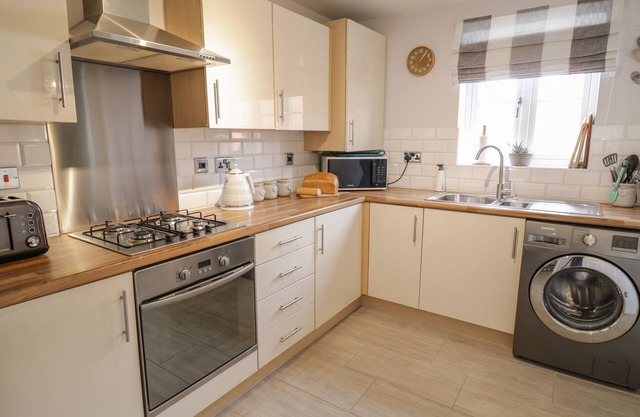 ROBINS COTTAGE, family friendly, with a garden in Evesham