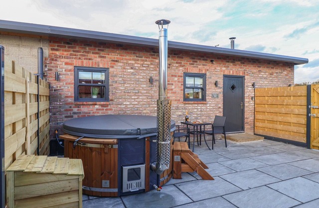 ROBINS NEST, pet friendly, character holiday cottage in Pocklington