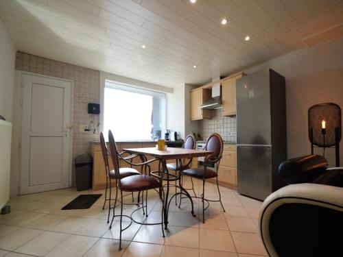 Rochehaut Hideaway with Tub, cleaning included