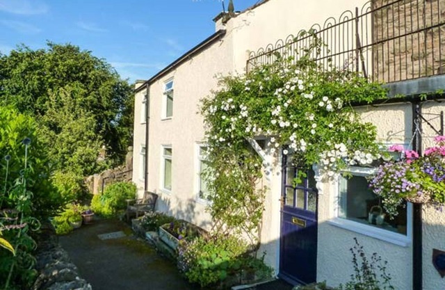 ROCK COTTAGE, character holiday cottage, with a garden in Winster
