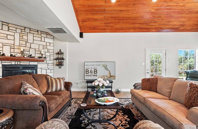 Rock Cottage - Charming Texas Country Retreat