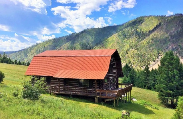 Rock Creek Cabin Hideaway with Stunning Views!