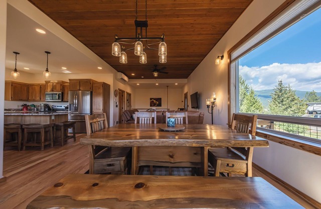 Rock Lot – A 5 Star Vacation! Picturesque 3 BDR Sleeps 9 w/ Amazing Views