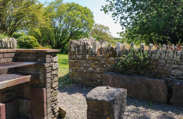 ROCK POOL COTTAGE, pet friendly, with a garden in Noss Mayo