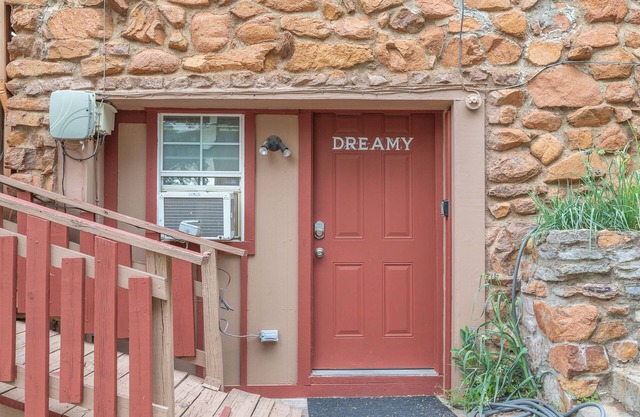 Rock & Roll Room- Perfect for a Couple ready to paint the town in Medicine Park