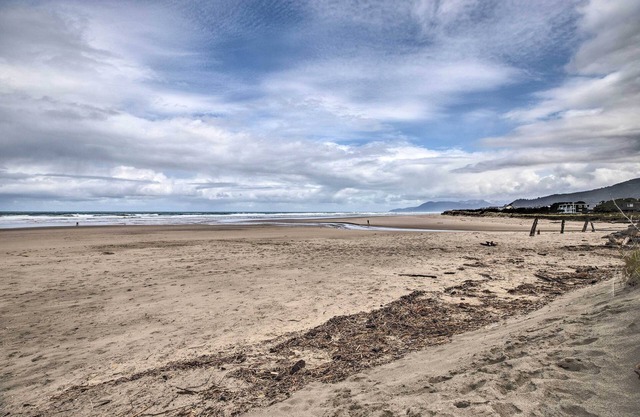 Rockaway Beach Condo - Beach Access Nearby!