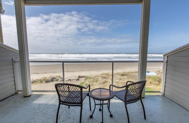 Rockaway beach vibes,Waterfront Oceanfront Rockaway Beach House near Downtown,WIFI, Washer Dryer