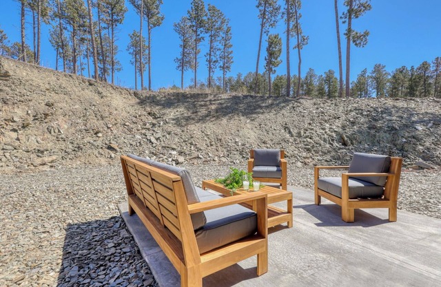 "Saddle Up for Luxury – A Western Stay with Modern Perks!" 15 Minutes to Mt. Rushmore