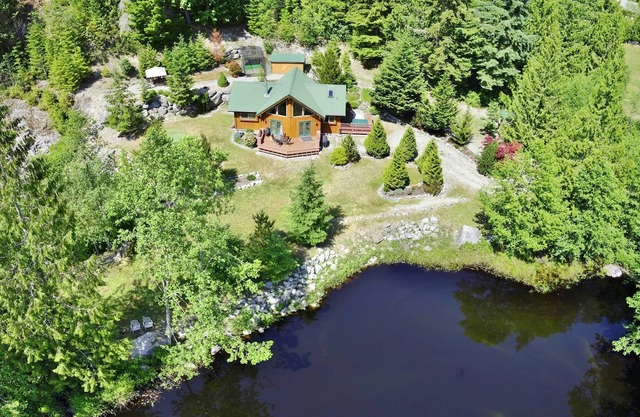 Cabaña Rockridge en Garden Bay con bañera de hidromasaje y estanque privado, a pasos del lago