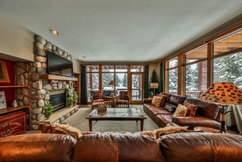 Rocky Mountain Retreat Steps to Slopes with Hot Tub and Spectacular Views