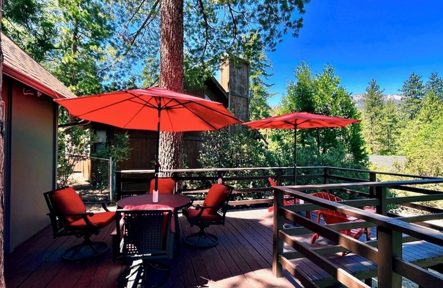 Rocky Raccoon: Cabin with Scenic Views and Hot Tub Ideal for a Relaxin