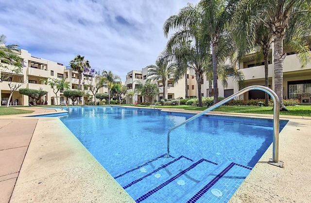 Apartamento con vistas a la piscina, parking y Wifi