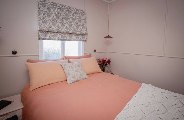 Roma QLD vintage cottage w/ laid back comfort, located on a small farm