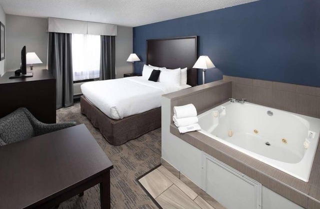 Romance, Peace & Quiet on the Peninsula! Unit with Hot tub/Jacuzzi!