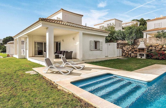 Romani Siete is located in the residential area of Coves Noves, just behind the popular resort of Ar