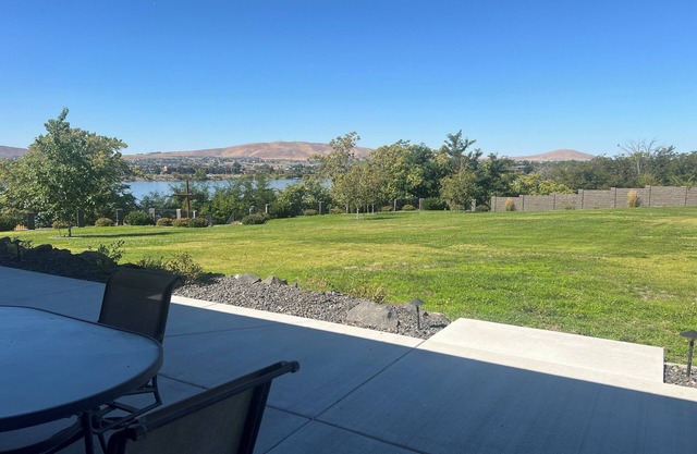 Romanic Getaway! River Front Property with View of the Columbia River