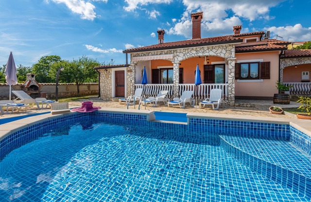 ÚLTIMO MINUTO -30%! Romántica y encantadora villa de piscina recién abierta
