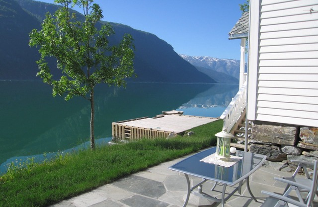 Romantic and Lovely Holidayhouse located by the edge of the undisturbed Oaafjord