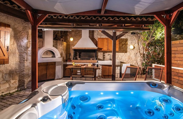 Romantic Apartment with Jacuzzi - 2 minutes from the beach