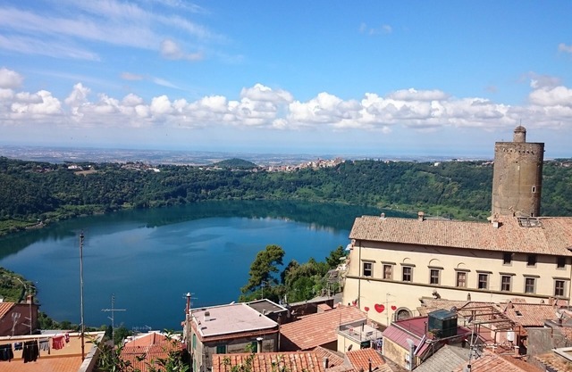 Apartamento romántico con espectaculares vistas al lago y al mar.
