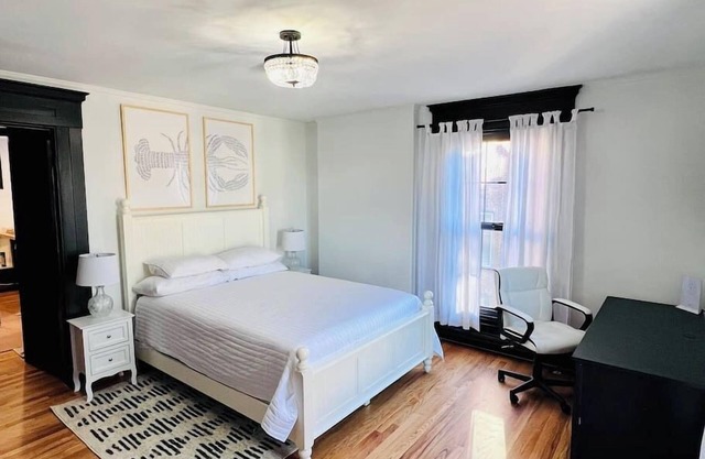 Romantic apt:West End +parking
