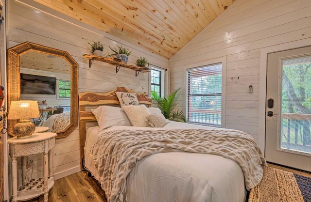 Romantic Broken Bow Cabin with Jacuzzi and Fire Pit!