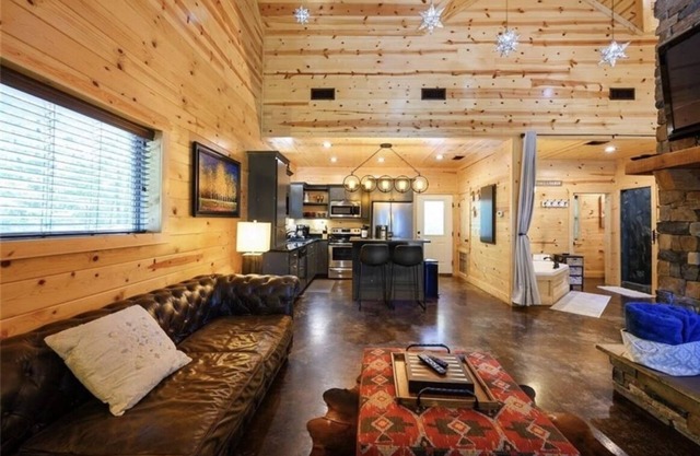 Romantic Broken Bow Hideaway w/ BBQ-Hot Tub-Fire Pit