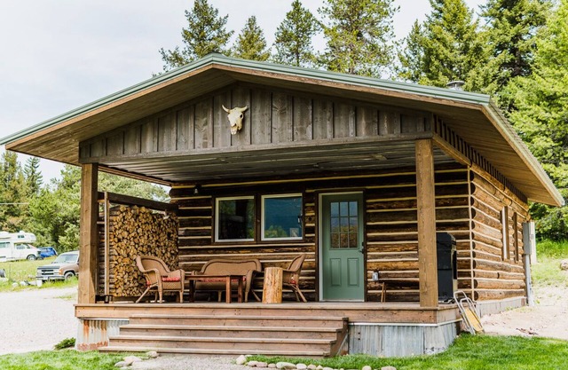 Romantic Cabin 9 miles from Glacier Park