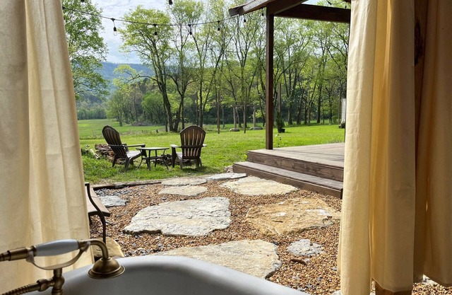 Romantic Cabin -Also available RV pad w/hookups -Heated Outside Shower & Soaker Tub - Mountain Views