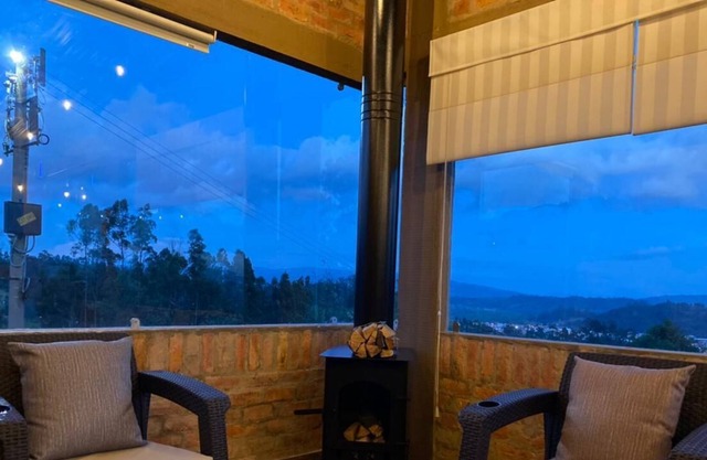 Romántica cabaña con vista a la ciudad, 10 min del centro