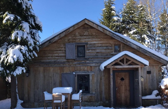 Chalets románticas con todas las comodidades y la sensación de un pabellón de caza.