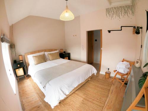 Romantic coastal getaway with hot tub & log burner