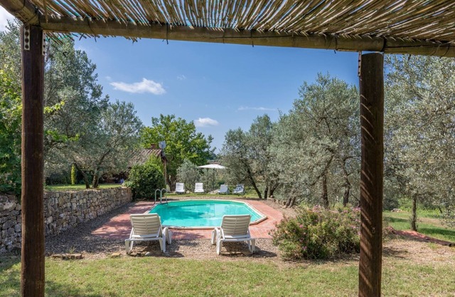 Casa de campo romántica, capacidad para 6 personas, con grandes ventanales con vistas a la campiña toscana. Jardín con piscina p