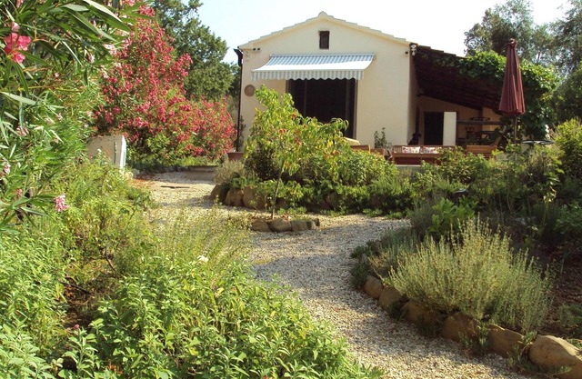 casa de campo romántico, absoluta ubicación aislada, cerca del mar, jardín, los perros de bienvenida