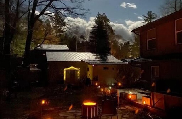 Romantic Couples Getaway Sauna Hot Tub Gym Private Beach access Hiking trails