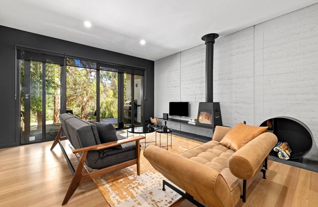 Daylesford Waterfront: Spa, King Bed, Views, & Pet-friendly!