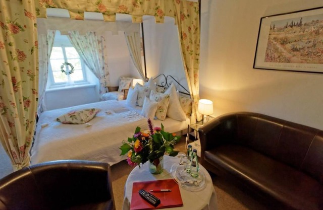 Romantic double room - Burghaus and Villa Kronenburg