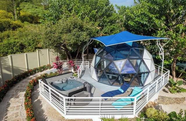 Love Geodome with Wi-Fi, Hot-Tub, Pool, A/C in tranquil Potrero.
