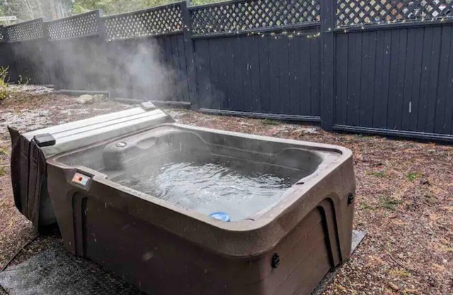 Romantic Getaway w/ Hot Tub near the Lake