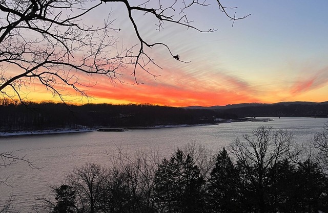 Romantic Getaway on Table Rock Lake. Amazing sunset views and hot tub access!
