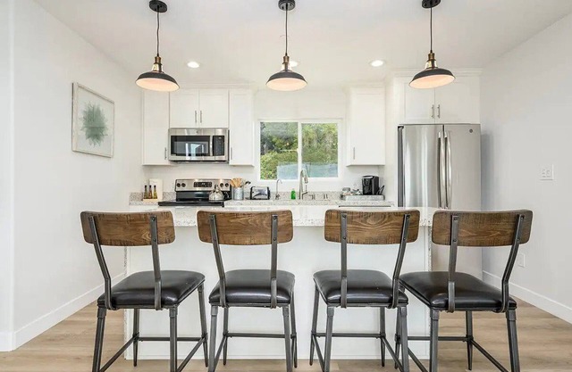 Romantic Getaway w/ Stunning Views and Close to Everything!