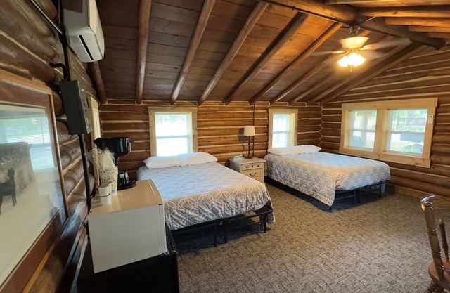 Romantic Hideaway | Hot Tub, Fire Pits & Paddle Board Rentals