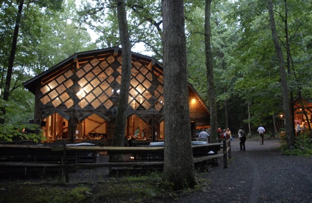 Cabaña romántica + histórica del artista en bosques privados ~ despertar al canto de los pájaros!