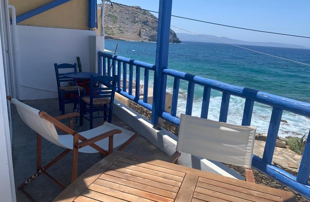 ROMANTIC HOUSE 6 STEPS FROM THE SEA