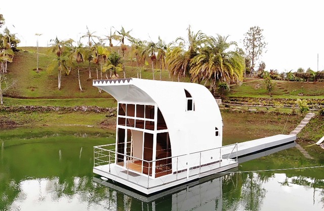 Romantic houseboat in nature and enjoy the simplicity of this quiet accommodatio