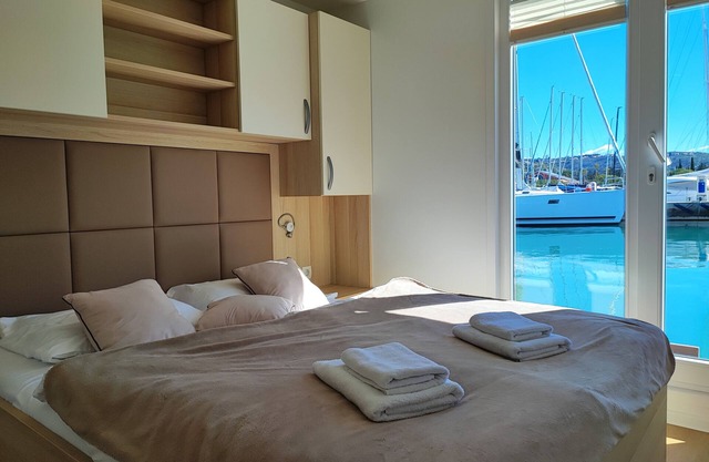 Romantic houseboat no. 1 with whirlpool - 1 min. from the beach