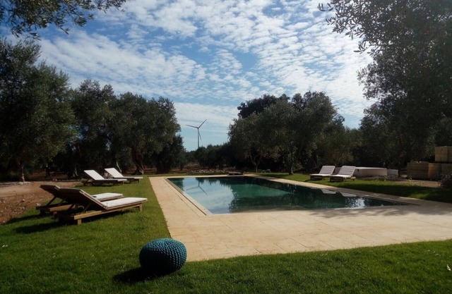Romantic "Pagliarone" of Salento with large pool and private orchard